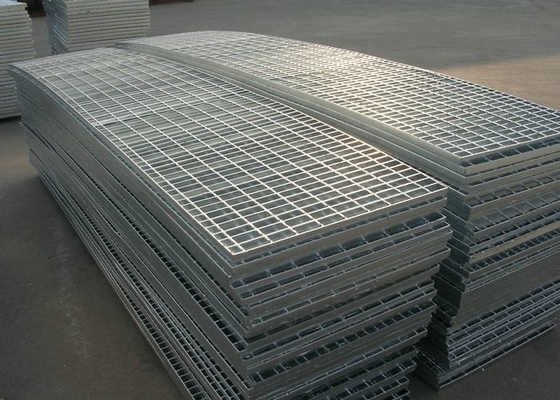 Cina Anti Slip Galvanized Steel Grating Sertifikat ISO SGS 100mm Cross Bar Pitch pemasok