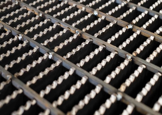 Cina Lapisan Logam Skid Aluminium Serrated Tapak Meliputi Material Q235A Carbon Steel pemasok