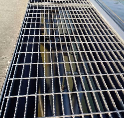 HDG Steel Serrated Floor Gratings Pengelasan Bar Grating