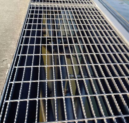 Hot Dip Galvanized Serrated Style Steel Grating dengan 30mm Spacing untuk Heavy Duty Floor Grating