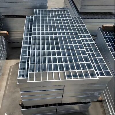 Hot Dip Galvanized Steel Grating Stair Tread dengan kekuatan tinggi dan ketahanan korosi untuk aplikasi tugas berat