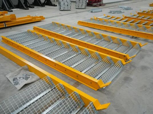 Hot-dip Galvanized Steel Grating Stair Tread dengan Serrated Bar Grating untuk kekuatan tinggi dan keselamatan