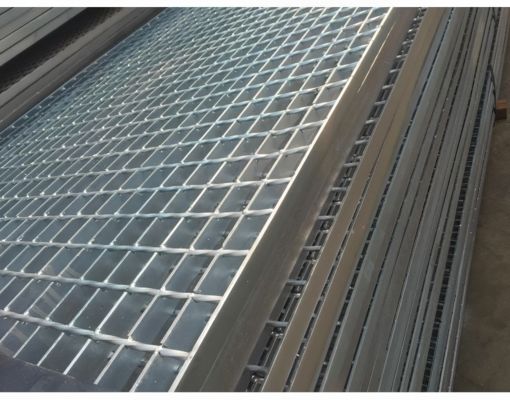 30X3mm Catwalk Hot DIP Galvanized Metal Bearing Bar Grid Serrated Weld Steel Mesh Treads Trench Drainage Cover Tec-Sieve Expanded Steel Grating for Trailer Ramp