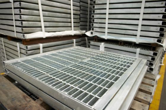 Heavy-Duty ASTM A36 Carbon Steel Galvanized Bar Grating Serrated Welded Floor Grate for Walkways