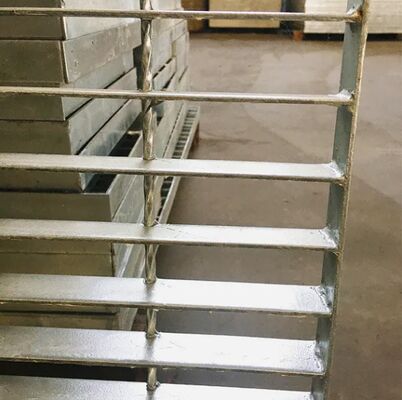 Hot DIP Galvanized Steel Grating dengan 25 x 5 x 3 I Bar Type dan 30mm Bearing Bar Pitch untuk platform tugas berat