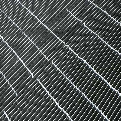 Hot DIP Galvanized Steel Grating Platform dengan sifat anti korosi dan desain yang dapat disesuaikan untuk penggunaan industri