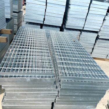 Heavy Duty Hot Dip Galvanized Steel Grating dengan permukaan serrated untuk drainase industri