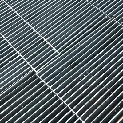 Heavy Duty Hot Dip Galvanized Steel Grating dengan permukaan serrated untuk drainase industri