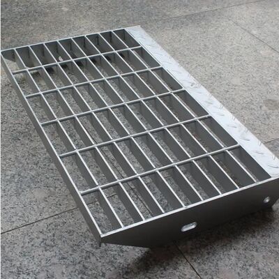 Hot-dip Galvanized Steel Stair Treads dengan Square Grid untuk Corrosion Resistant Outdoor Steps