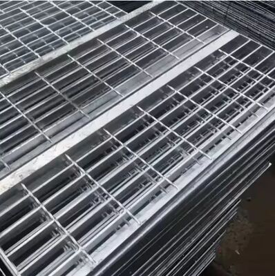 Hot-dip Galvanized Steel Grating dengan grid persegi dan material Q235 untuk langkah tangga