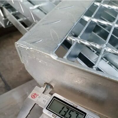 Tangga baja galvanis tahan korosi dengan permukaan anti-slip untuk jalan kaki yang aman