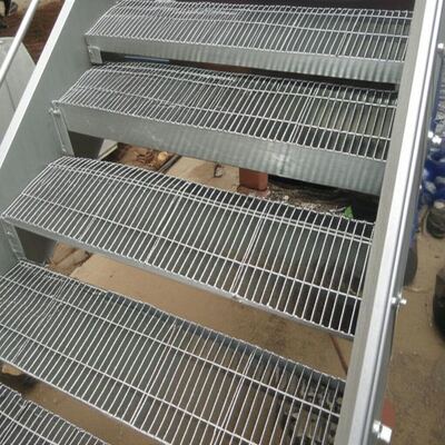 Hot Dip Galvanized Steel Grating Stair Tread dengan kekuatan tinggi dan ketahanan korosi untuk aplikasi tugas berat