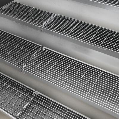 Tangga Baja Galvanis Celup Panas dengan Nos Anti Selip dan Ukuran yang Dapat Disesuaikan untuk Penggunaan Industri