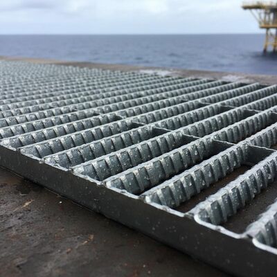 Galvanized Non-Slip Offshore Steel Grating untuk Heavy Duty Industrial Walkways