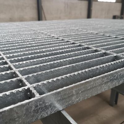 Serrated Galvanized Steel Grating with 25x5 mm Bearing Bar for Durable Walkways and Platforms