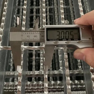 25X3mm Kisi Baja Bergerigi Lepas Pasang Berlapis Seng untuk Platform dan Jalan Setapak Anti-Selip