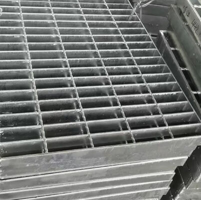 Hot Dip Galvanizing Carbon Steel Serrated Plain Bar Welded Steel Grating untuk Platform Industri