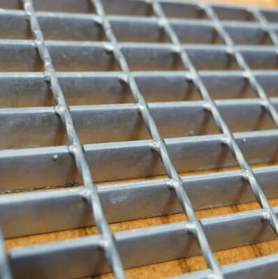 Hot Dip Galvanized Heavy Duty Steel Grating Customized Metal Grid untuk penggunaan industri