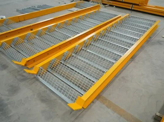 Hot-dip Galvanized Steel Grating Stair Tread dengan Serrated Bar Grating untuk kekuatan tinggi dan keselamatan