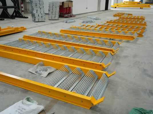 Hot-dip Galvanized Steel Grating Stair Tread dengan Serrated Bar Grating untuk kekuatan tinggi dan keselamatan