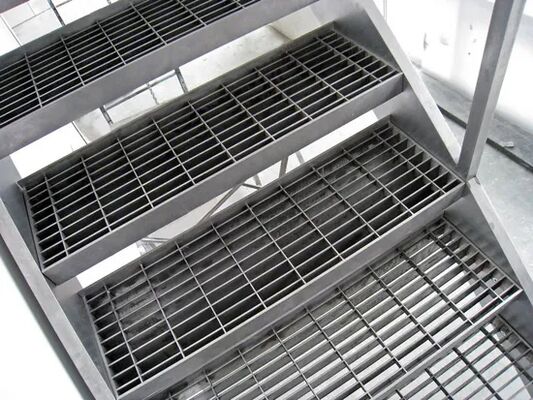 Hot-dip Galvanized Steel Grating Stair Tread dengan Serrated Bar Grating untuk kekuatan tinggi dan keselamatan