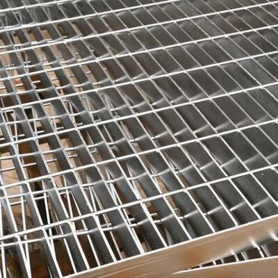 Platform Grating Baja Anti-Slip Galvanis dengan Ukuran yang Dapat Dikustomisasi untuk Jalan Setapak dan Penggunaan Industri