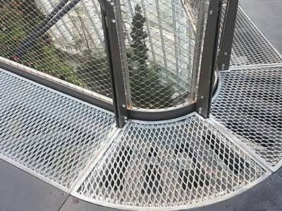 Hot-dip Galvanized Steel Grating dengan Desain Anti-Slip untuk Kapasitas Beban Berat