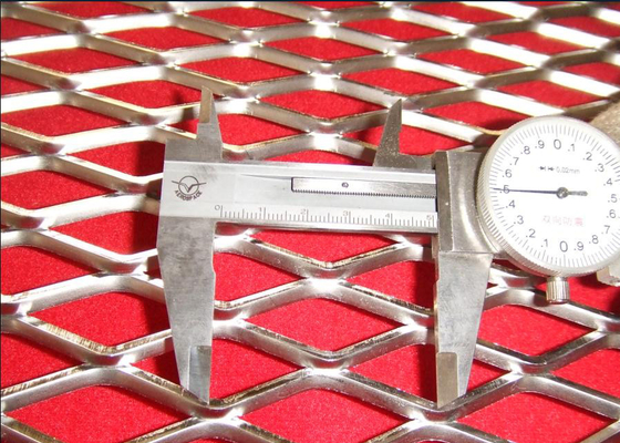CE 1.2mm Strand Flat Expanded Stainless Steel Mesh Anti - Skid Permukaan