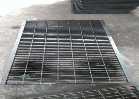 SGS Metal Grates Untuk Driveways / Rectangular Gutter 50 / 100mm Twisted Bar Pitch