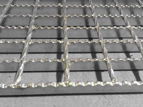 HDG Anti-Slip Baja Standar Internasional untuk Platform Baja/Panel Jaring Jalur Pejalan Kaki/Lantai Baja Karbon Berkualitas Tinggi Las Batang Kisi Logam