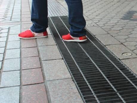 Ukuran yang disesuaikan Cover drainase Steel Grating dengan kapasitas drainase 50-500 L/Sm dan desain tahan korosi