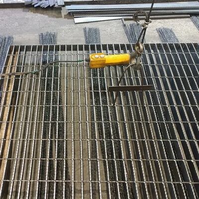 Hot Dip Galvanizing Carbon Steel Serrated Plain Bar Welded Steel Grating untuk Platform Industri