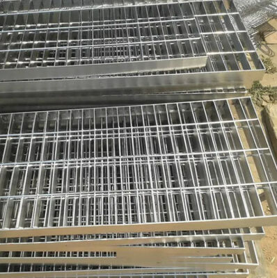 Hot Dip Galvanized Heavy Duty Steel Grating Customisable Metal Grating untuk penggunaan industri