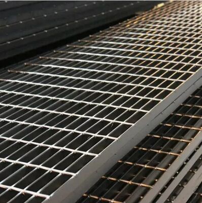 Hot Dip Galvanized Heavy Duty Steel Grating dengan Bar Serrated untuk Platform Industri dan Penutup Parit