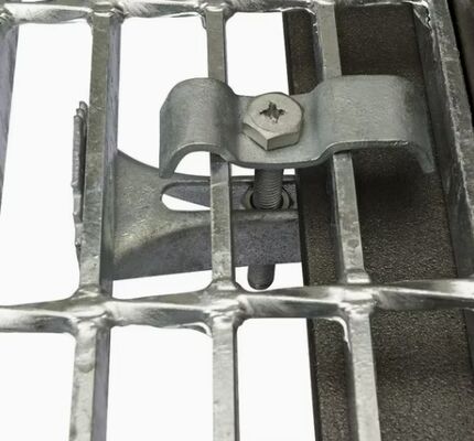 ANSI Standar stainless steel Heavy-Duty Stair Tread Grating untuk Keamanan Industri