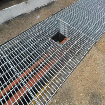 Tugas berat Anti-Slipping Steel Grating Drain Cover dengan sifat tahan asam / alkali untuk penggunaan di luar ruangan